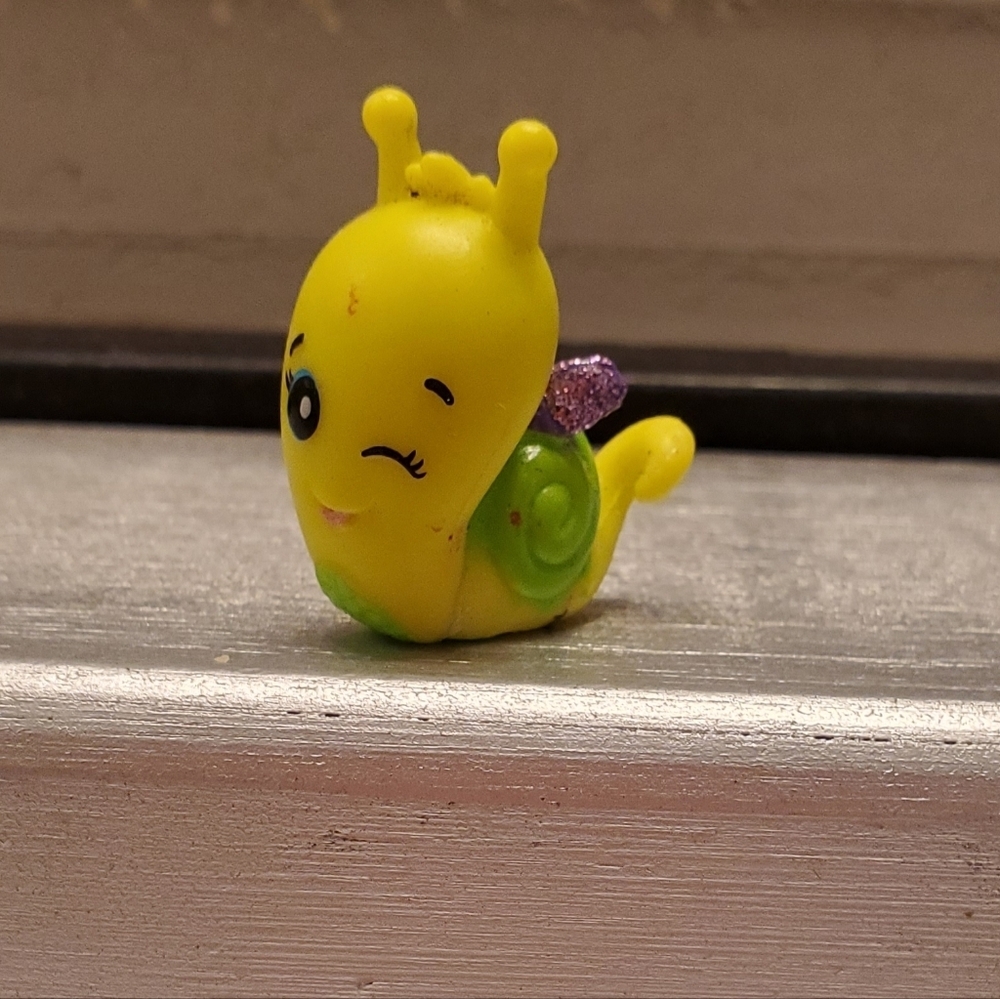 Ultra Rare Hatchimals Snailtail Season 1 collectible Garden Family series